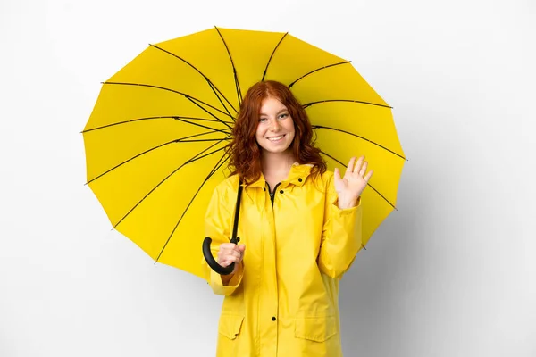 Tiener Roodharige Meisje Regenbestendige Jas Paraplu Geïsoleerd Witte Achtergrond Salueren — Stockfoto