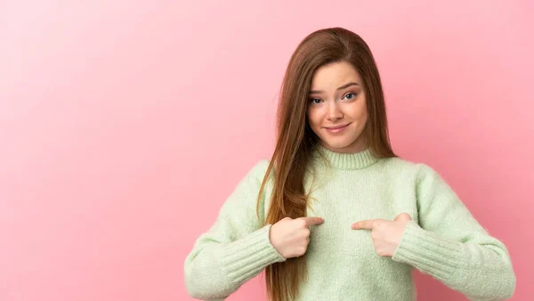 Teenager Dívka Přes Izolované Růžové Pozadí Ukazuje Sebe — Stock fotografie