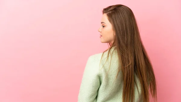 Tiener Meisje Geïsoleerde Roze Achtergrond Achterste Positie Zoek Kant — Stockfoto