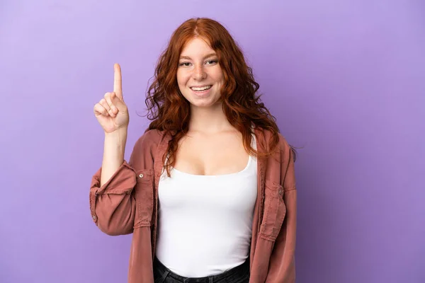 Adolescente Rossa Ragazza Isolato Sfondo Viola Che Indica Una Grande — Foto Stock