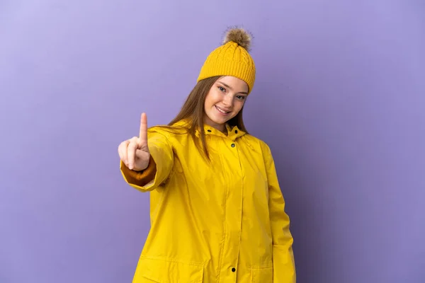 Adolescente Chica Usando Impermeable Capa Sobre Aislado Púrpura Fondo Mostrando —  Fotos de Stock