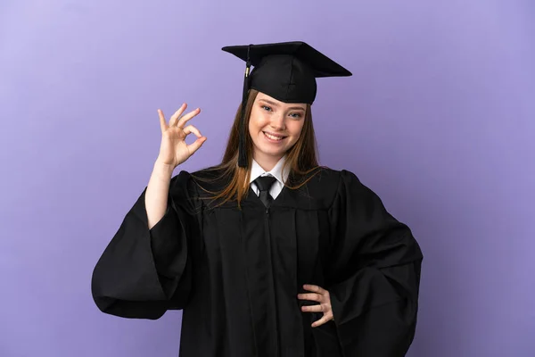 Joven Graduado Universitario Sobre Fondo Púrpura Aislado Mostrando Signo Con —  Fotos de Stock