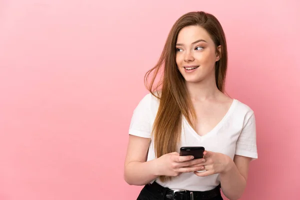 Adolescente Chica Sobre Aislado Rosa Fondo Utilizando Teléfono Móvil Mirando — Foto de Stock