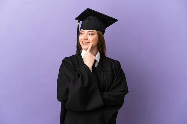 Joven Graduado Universitario Sobre Fondo Púrpura Aislado Pensando Una Idea — Foto de Stock