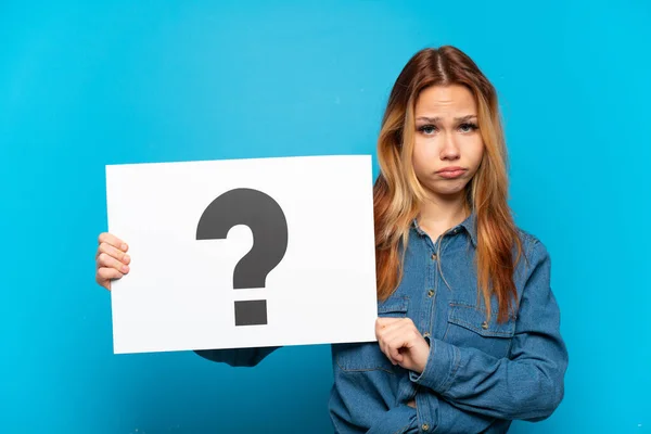 Teenager Girl Isolated Blue Background Holding Placard Question Mark Symbol — Stock Photo, Image