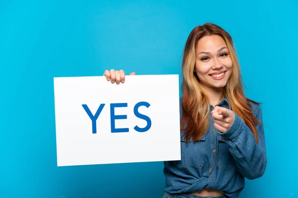 Menina Adolescente Sobre Fundo Azul Isolado Segurando Cartaz Com Texto — Fotografia de Stock