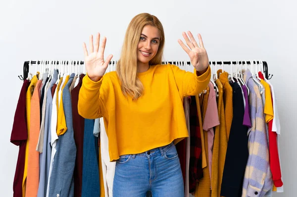 Junge Uruguayische Blonde Frau Einem Bekleidungsgeschäft Die Mit Den Fingern — Stockfoto