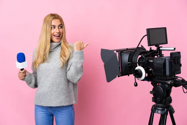 Reporterin Die Ein Mikrofon Der Hand Hält Und Nachrichten Vor — Stockfoto