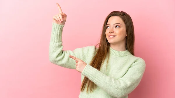 ティーン少女上の隔離されたピンクの背景PointingとともにザIndex指A素晴らしいアイデア — ストック写真