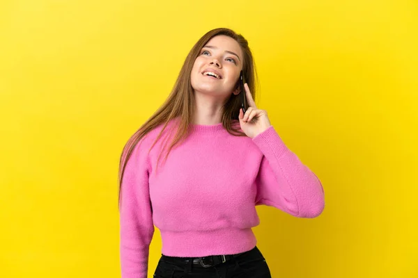 Teenager Mädchen Benutzt Handy Über Isoliertem Gelben Hintergrund Lachend — Stockfoto