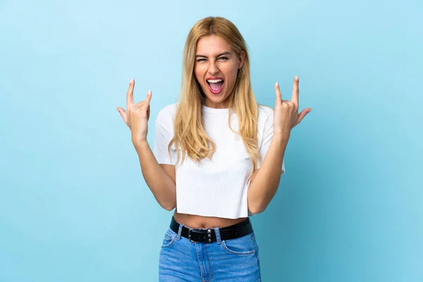 Jovem Mulher Loira Uruguaia Sobre Fundo Azul Isolado Fazendo Gesto — Fotografia de Stock