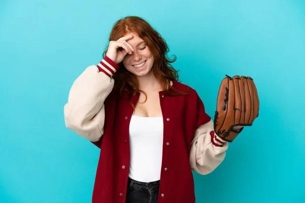 ティーンRedhead女の子とともに野球手袋絶縁上の青背景笑い — ストック写真