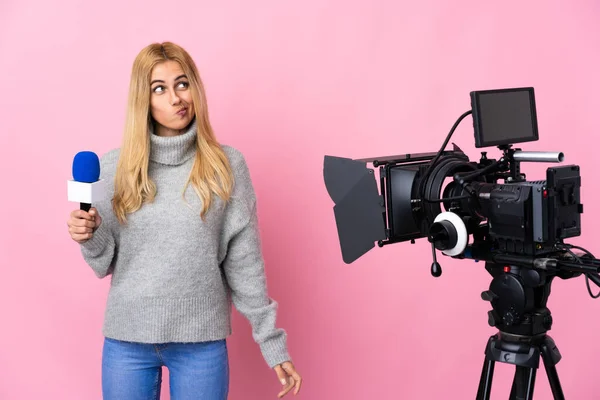 Mulher Repórter Segurando Microfone Relatando Notícias Sobre Fundo Rosa Isolado — Fotografia de Stock