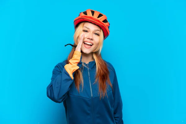 Mavi Arka Planda Izole Edilmiş Genç Bisikletçi Kız Ağzı Açık — Stok fotoğraf