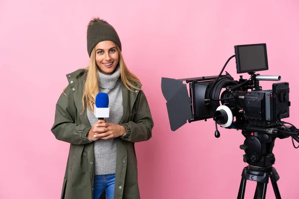 Femme Journaliste Tenant Microphone Rapportant Des Nouvelles Sur Fond Rose — Photo