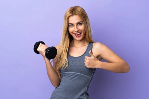 Giovane Donna Sportiva Bionda Che Sollevamento Pesi Sfondo Viola Isolato — Foto Stock