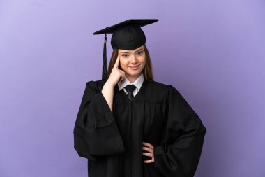 Tecrit edilmiş mor arka plan üzerine genç üniversite mezunu bir fikir düşünüyor