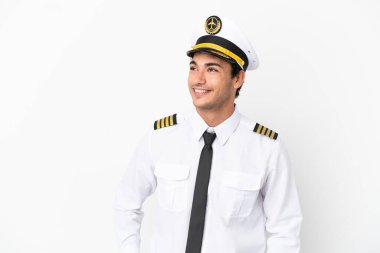 İzole edilmiş beyaz arka planda gülen uçak pilotu