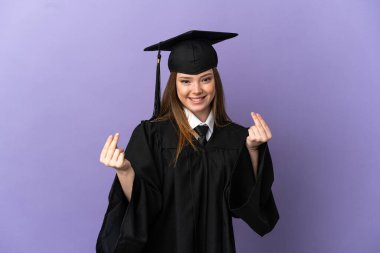 Tecrit edilmiş mor arka planda genç üniversite mezunu.