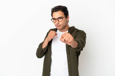 Kafkasyalı yakışıklı bir adam, soyutlanmış beyaz bir geçmişi var.