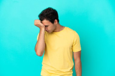 Kafkasyalı yakışıklı, soyutlanmış mavi bir geçmişi ve baş ağrısı var.