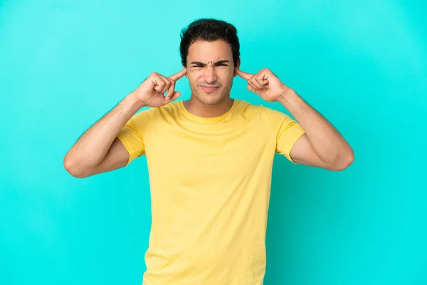 Blanke Knappe Man Geïsoleerde Blauwe Achtergrond Gefrustreerd Het Bedekken Van — Stockfoto