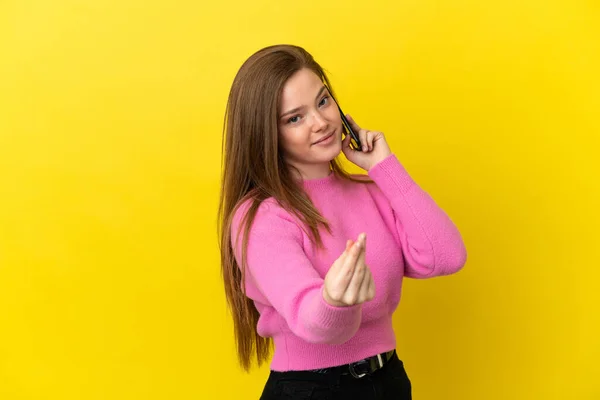 Adolescente Chica Usando Teléfono Móvil Sobre Aislado Amarillo Fondo Haciendo —  Fotos de Stock