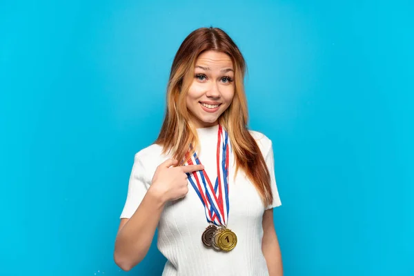 Chica Adolescente Con Medallas Sobre Fondo Aislado Con Expresión Facial —  Fotos de Stock