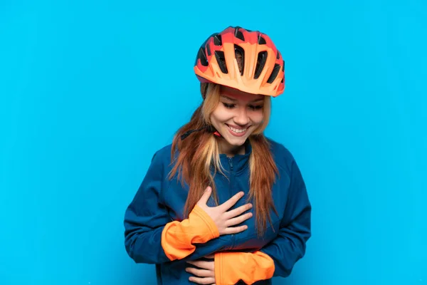Jong Fietser Meisje Geïsoleerd Blauwe Achtergrond Glimlachen Veel — Stockfoto