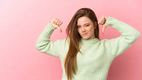 Ragazza Adolescente Isolato Sfondo Rosa Orgoglioso Soddisfatto — Foto Stock