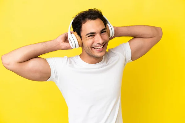 Kaukasische Knappe Man Geïsoleerde Gele Achtergrond Luisteren Muziek — Stockfoto