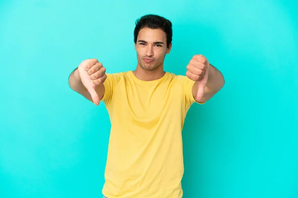 Caucasian Handsome Man Isolated Blue Background Showing Thumb Two Hands — ストック写真