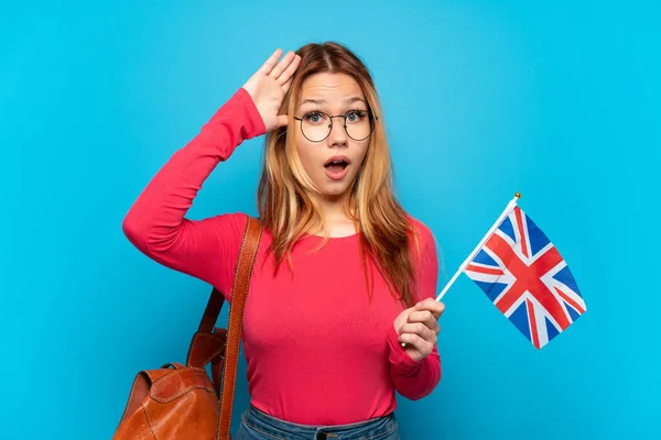 Junges Mädchen Mit Britischer Flagge Vor Blauem Hintergrund Und Überraschendem — Stockfoto