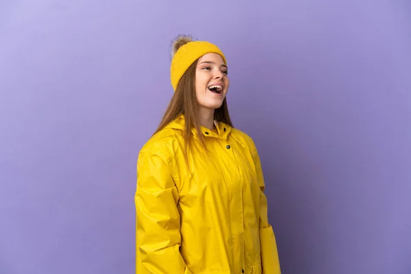 Chica Adolescente Con Abrigo Impermeable Sobre Fondo Púrpura Aislado Riendo —  Fotos de Stock