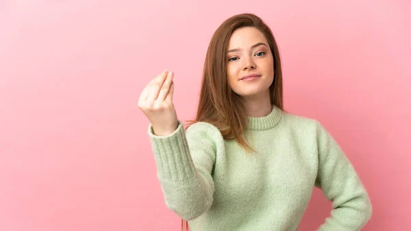 Teenager Κορίτσι Πάνω Από Απομονωμένο Ροζ Φόντο Κάνοντας Ιταλική Χειρονομία — Φωτογραφία Αρχείου