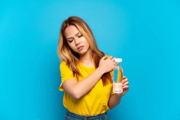 Adolescente Avec Une Bouteille Eau Sur Fond Bleu Isolé Souffrant — Photo