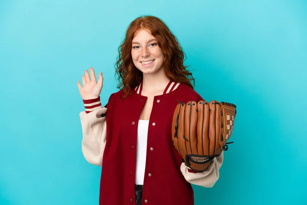 Teenager Κοκκινομάλλα Κορίτσι Γάντι Του Μπέιζμπολ Απομονώνονται Μπλε Φόντο Χαιρετισμό — Φωτογραφία Αρχείου