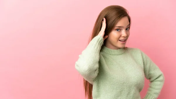 Adolescente Sur Fond Rose Isolé Écoutant Quelque Chose Mettant Main — Photo