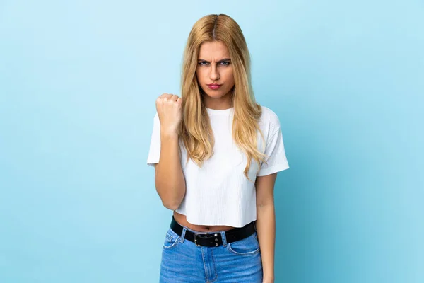 Jonge Uruguayaanse Blonde Vrouw Geïsoleerde Blauwe Achtergrond Met Ongelukkige Uitdrukking — Stockfoto