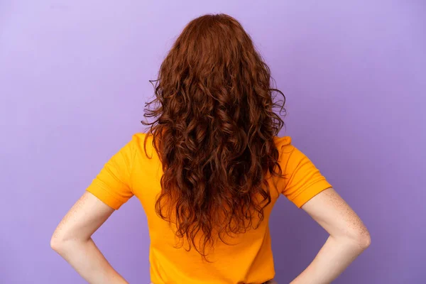 Tiener Roodharige Meisje Geïsoleerde Paarse Achtergrond Achterste Positie — Stockfoto