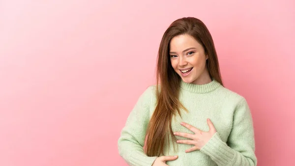 Teenager Dívka Přes Izolované Růžové Pozadí Hodně Usmívá — Stock fotografie