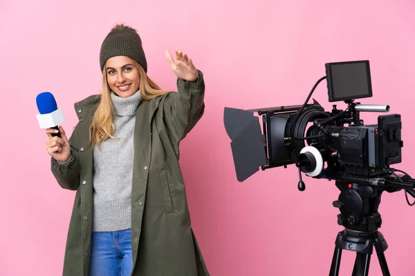 Mulher Repórter Segurando Microfone Relatando Notícias Sobre Fundo Rosa Isolado — Fotografia de Stock