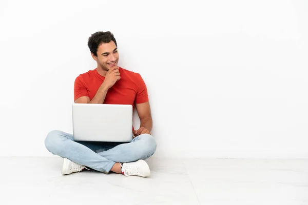 Biały Przystojny Mężczyzna Laptop Siedzi Podłodze Patrząc Bok — Zdjęcie stockowe