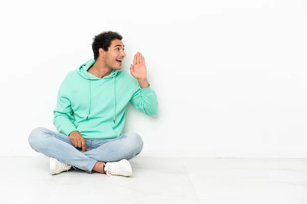 Caucasian Handsome Man Sitting Floor Shouting Mouth Wide Open Lateral — Stok fotoğraf