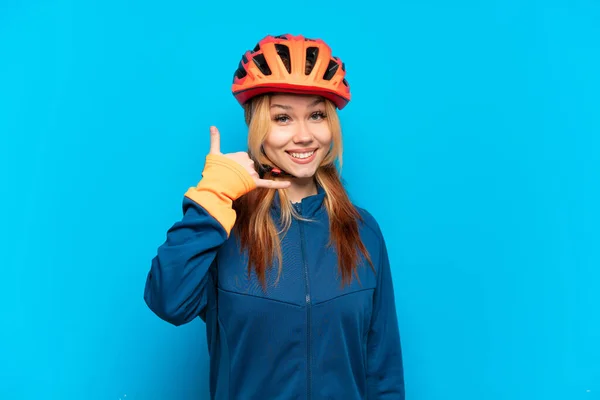 Joven Ciclista Aislada Sobre Fondo Azul Haciendo Gesto Teléfono Llámame —  Fotos de Stock