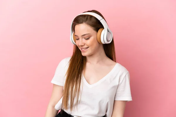 Teenager Girl Isolated Pink Background Listening Music — Stock Photo, Image
