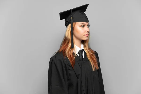 Jeune Diplômée Université Fille Sur Fond Isolé Regardant Vers Côté — Photo