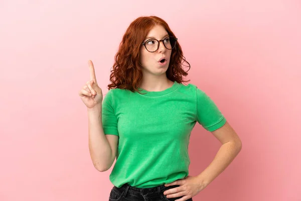 Teenager Redhead Girl Isolated Pink Background Thinking Idea Pointing Finger — Stock Photo, Image