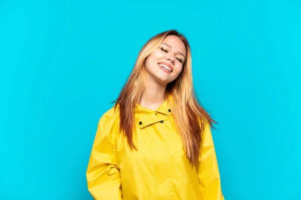 Menina Adolescente Vestindo Casaco Prova Chuva Sobre Fundo Azul Isolado — Fotografia de Stock