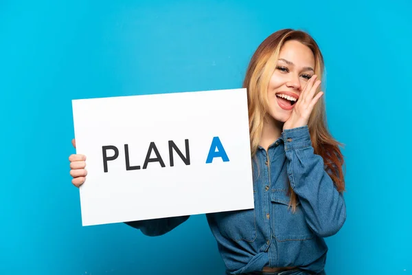 Menina Adolescente Sobre Fundo Azul Isolado Segurando Cartaz Com Mensagem — Fotografia de Stock